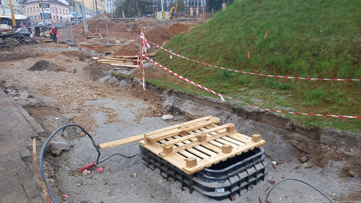 Křižovatku u Rozkvětu a dopravní terminál propojí nová silnice. Dělníci jí budují vedle Sila