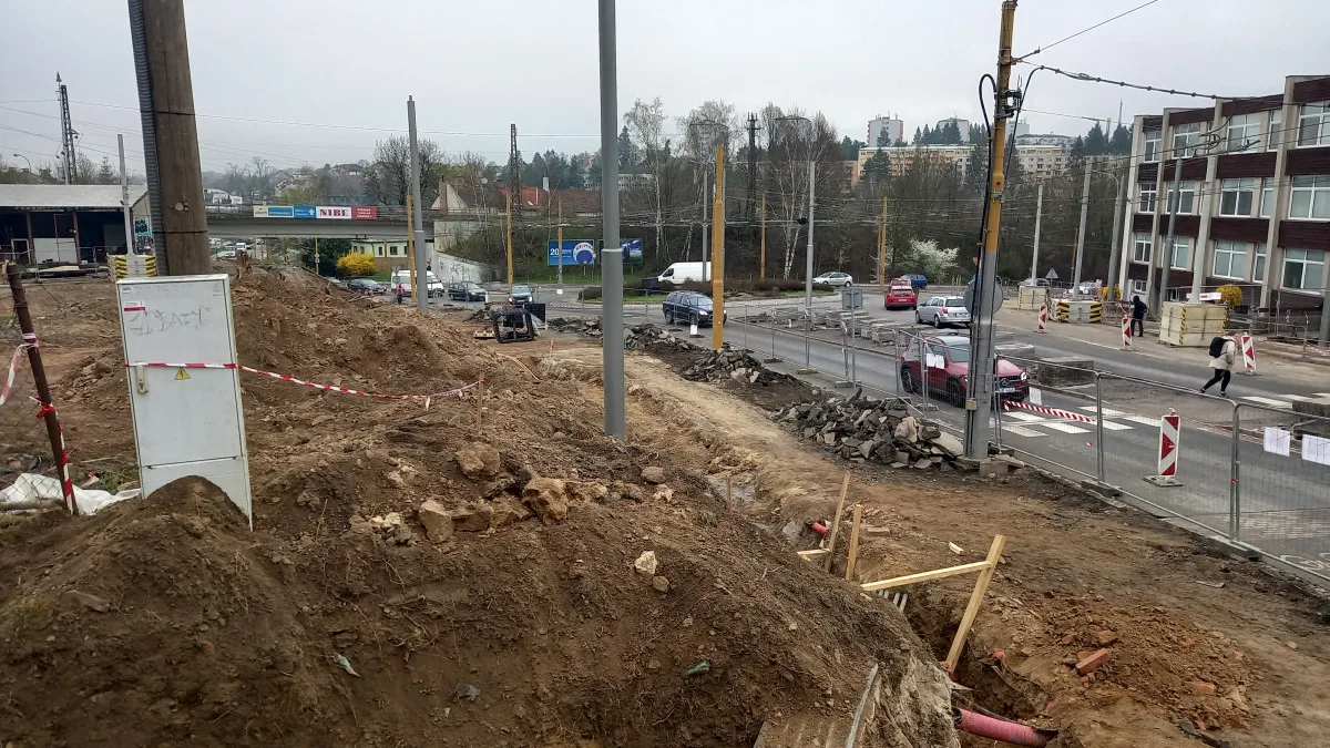 Křižovatku u Rozkvětu a dopravní terminál propojí nová silnice. Dělníci jí budují vedle Sila
