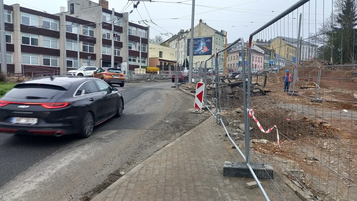 Křižovatku u Rozkvětu a dopravní terminál propojí nová silnice. Dělníci jí budují vedle Sila