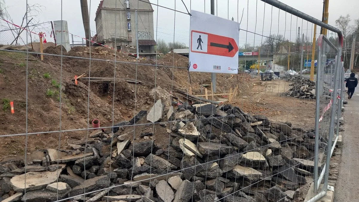 Křižovatku u Rozkvětu a dopravní terminál propojí nová silnice. Dělníci jí budují vedle Sila