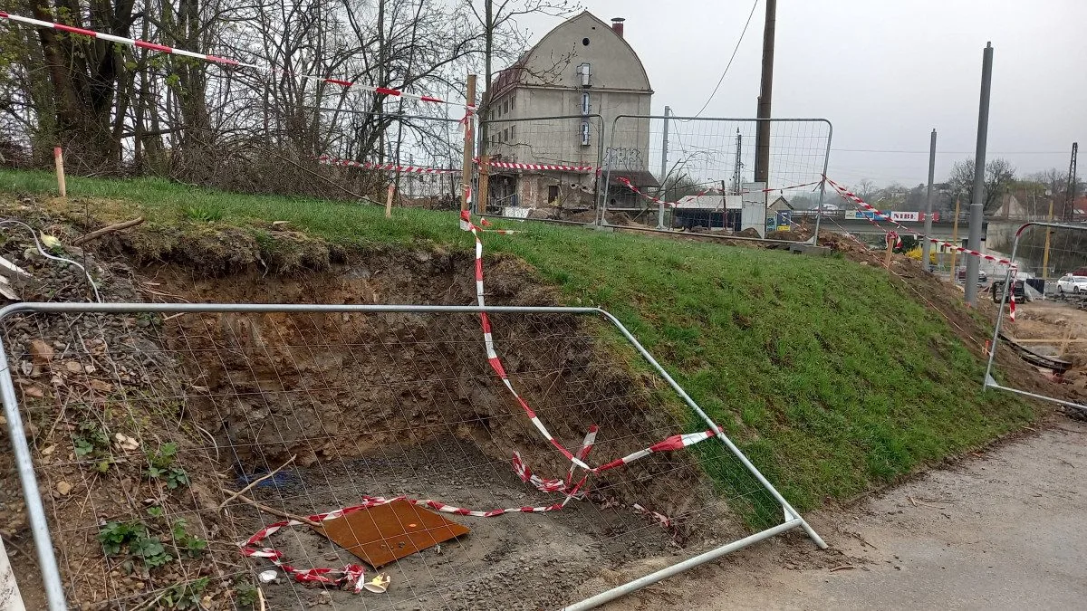 Křižovatku u Rozkvětu a dopravní terminál propojí nová silnice. Dělníci jí budují vedle Sila