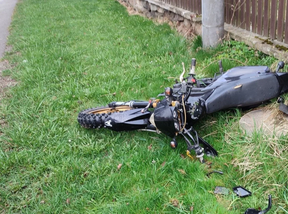 Motorkář na Jihlavsku jel rychle, dostal smyk a boural. Skončil v péči lékařů 