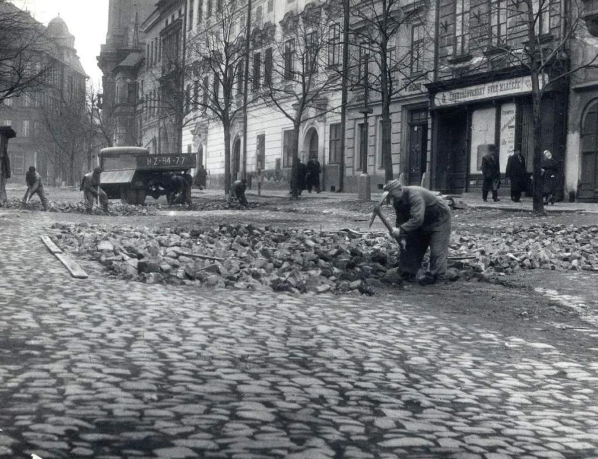Od poloviny 50. let komunistické vedení města organizovalo mnoho změn k lepšímu, jako například opravy dlažby na jihlavském náměstí. Foto: Poskytl Stanislav Jelínek