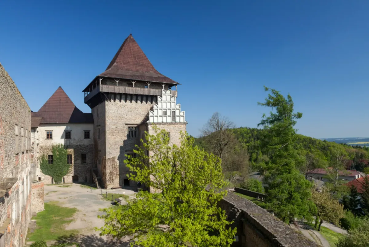 Lipnický hrad mění po více než 30 letech šindelovou střechu věže Samson