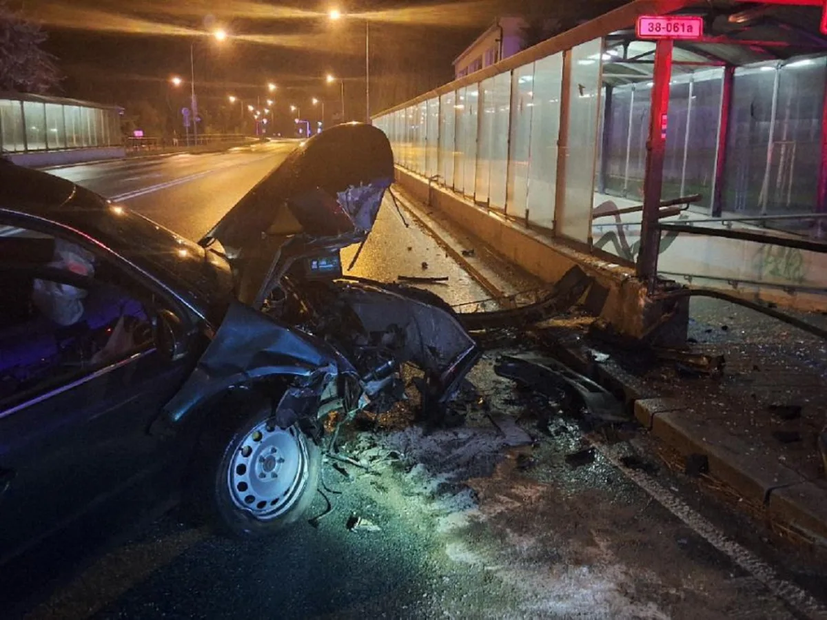Devatenáctiletý řidič zřejmě usnul za volantem. Skončil v nemocnici. Foto: Se souhlasem Policie ČR