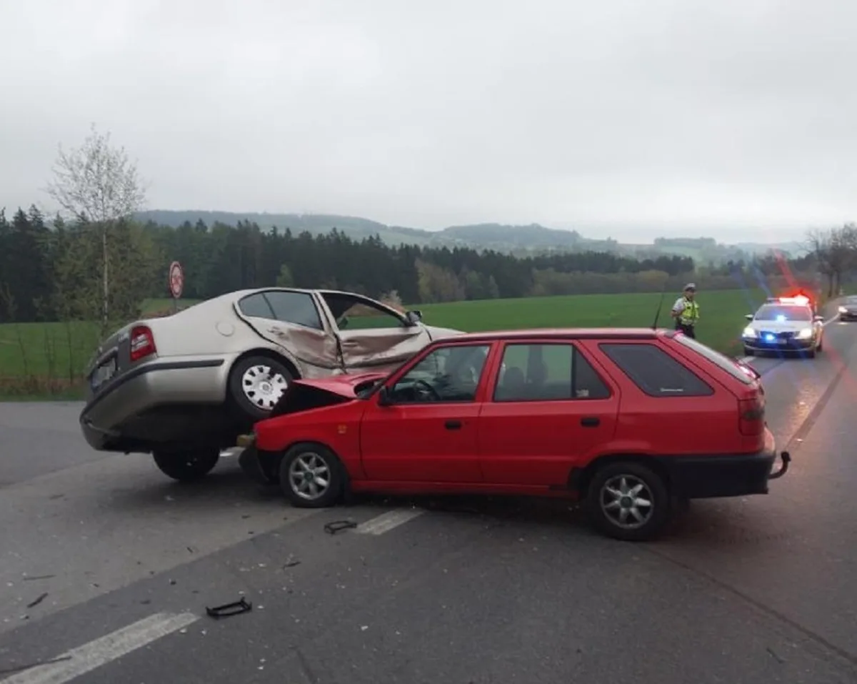 Osmnáctiletá řidička odbočovala, když jelo auto v protisměru. Zranila se. Foto: Se souhlasem Policie ČR