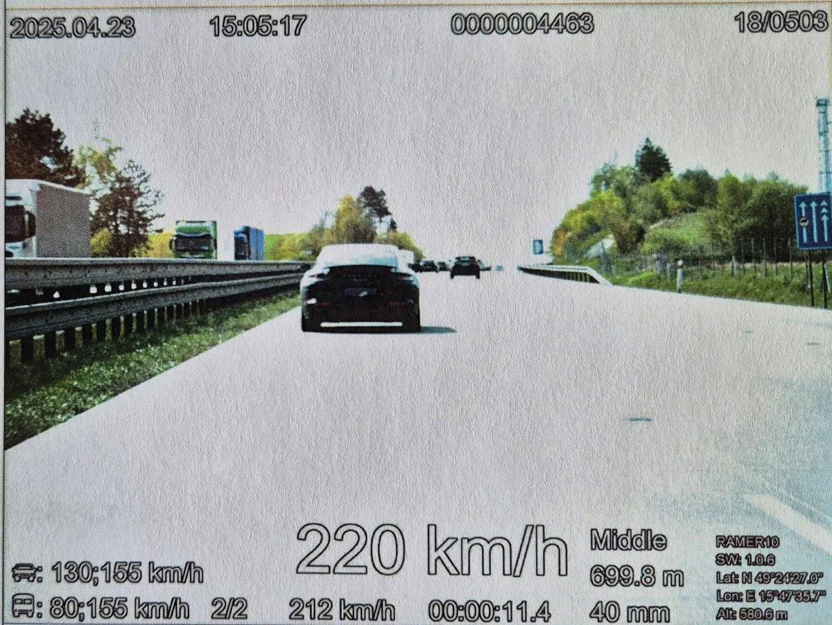 Mladý řidič v Porsche 971 jel 220 kilometrů v hodině, na místě přišel o papíry. Foto: Se souhlasem Policie ČR