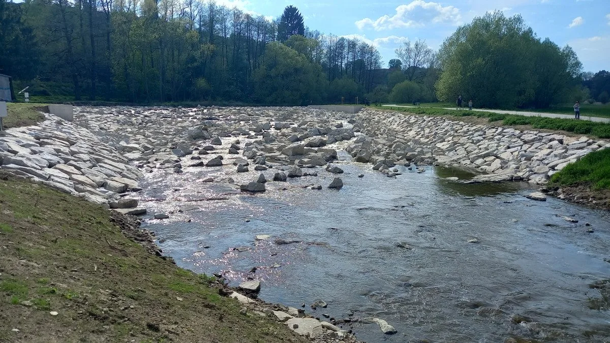 Na kraji Luk nad Jihlavou je balvanitý skluz, který umožní migraci ryb