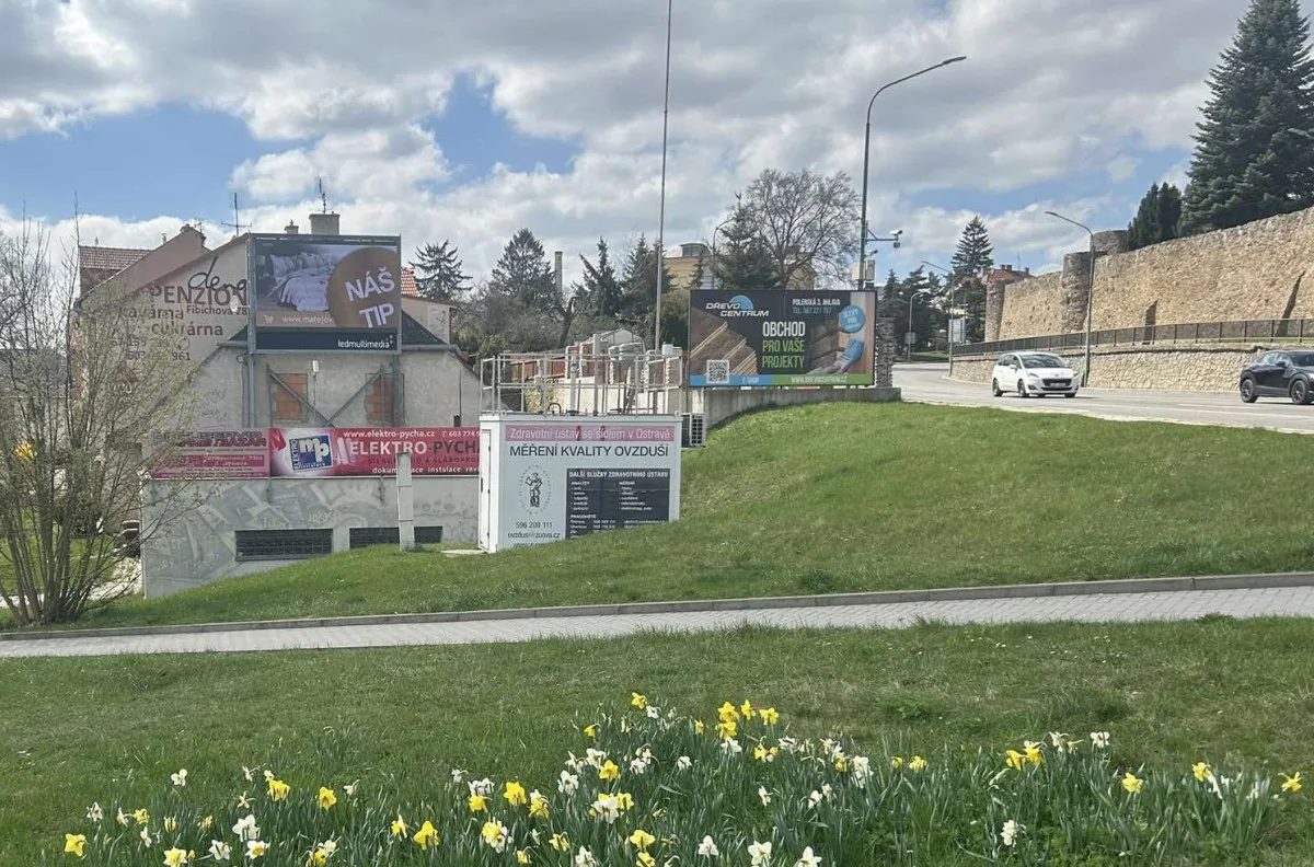 Světelná reklama naproti Cityparku.