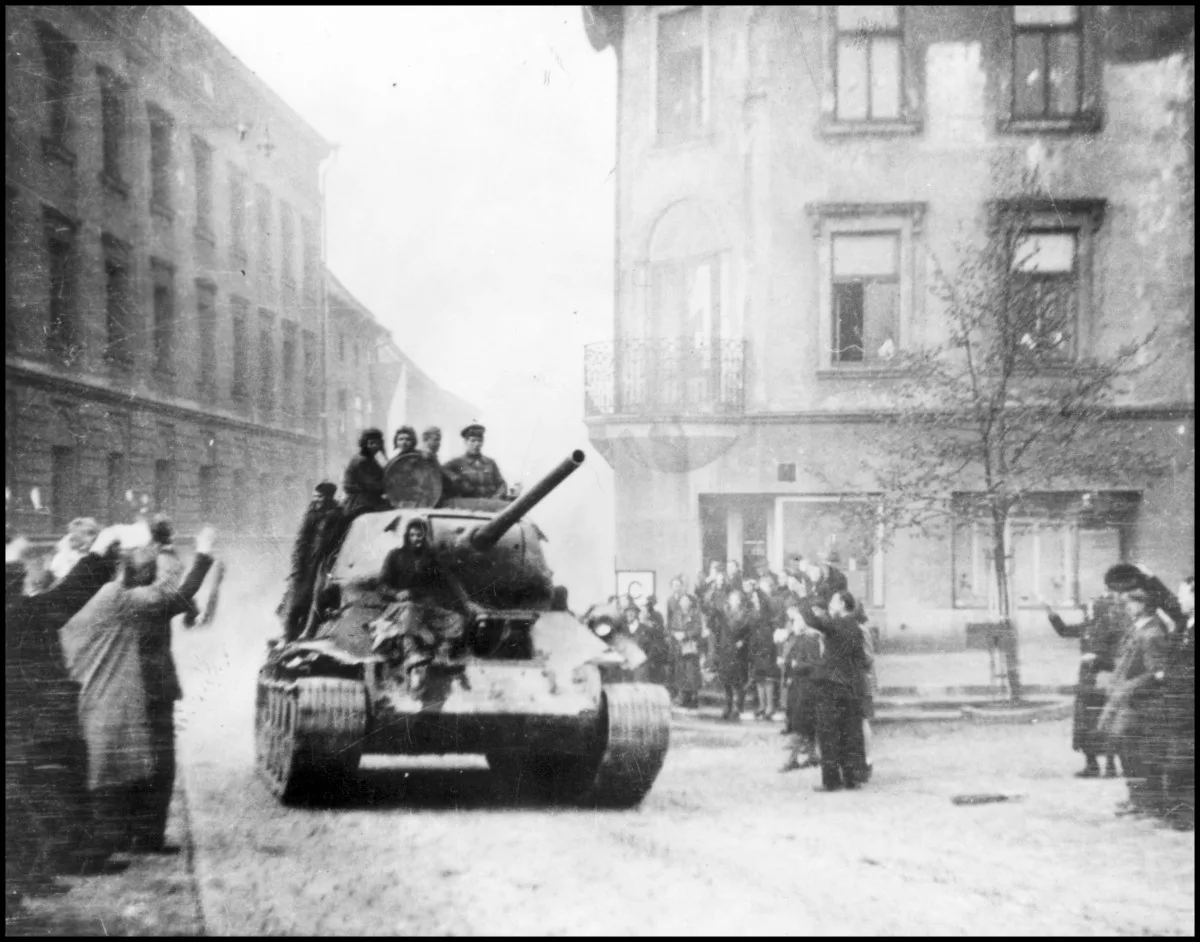Jeden z prvních sovětských tanků vjíždí 9. května 1945 ráno na jihlavské náměstí. Foto: Poskytl Stanislav Jelínek