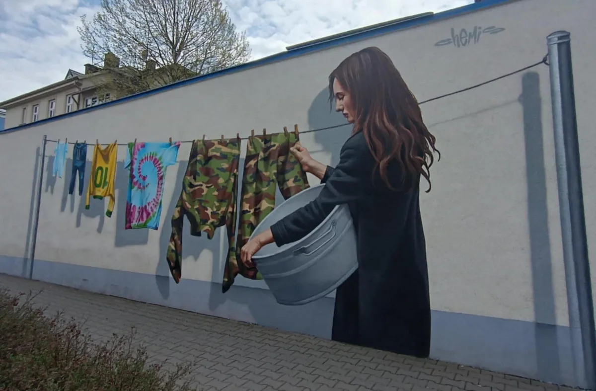 Zeď autobusáku v Jihlavě oživilo barevné graffiti, dráždí maskáče na šňůře