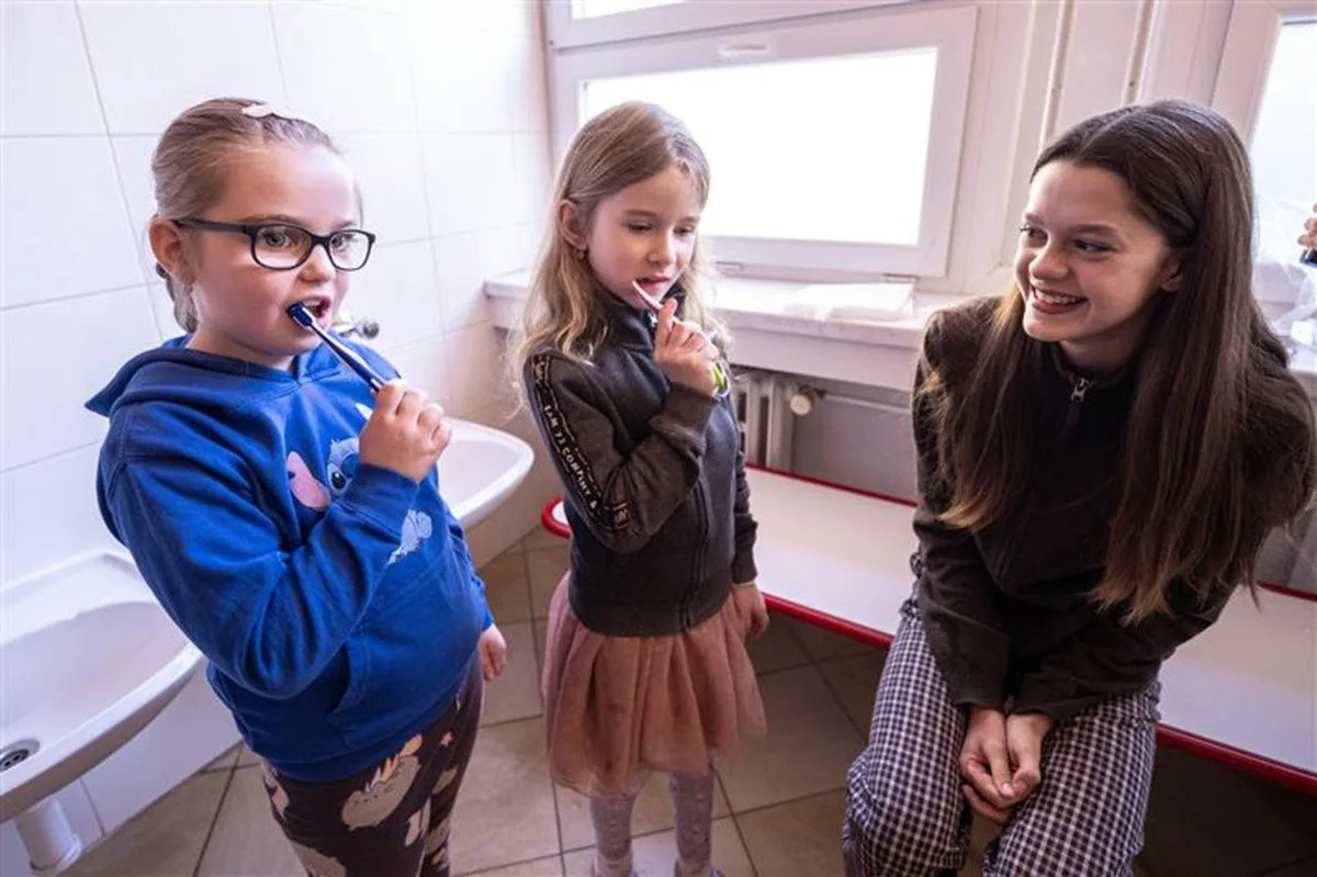 Děti v Jihlavě se učily, jak si čistit zuby. Vysvětlovali jim to starší školáci. Foto: Se svolením Města Jihlava