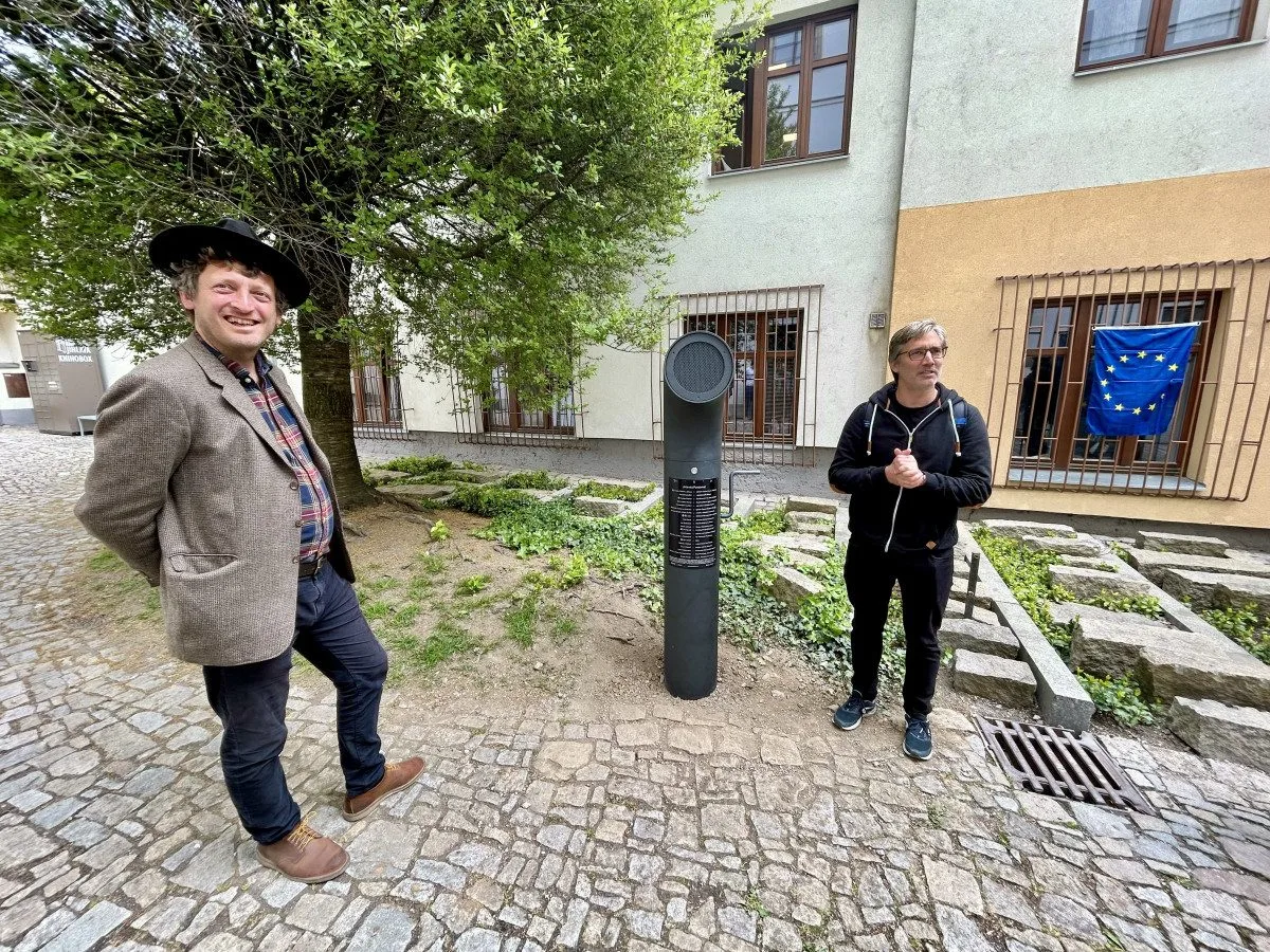 Poesiomat v Jihlavě. Zleva: Ondřej Kobza, Jiří Havelka