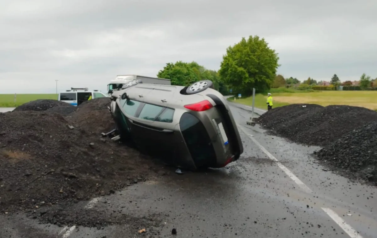 Řidič vjel přes oplocení na staveniště mostu, kde převrátil auto na střechu. Foto: Se svolením ŘSD