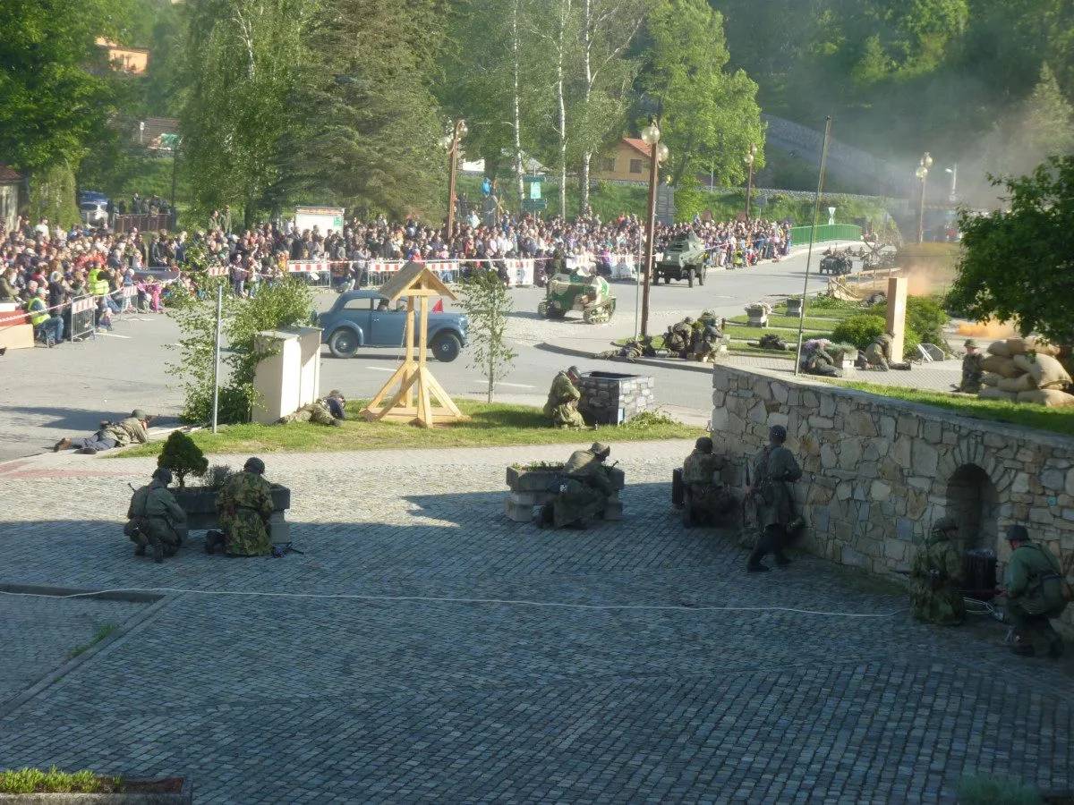 V Lukách se v sobotu střílelo. Místní se seznámili s boji z druhé světové války