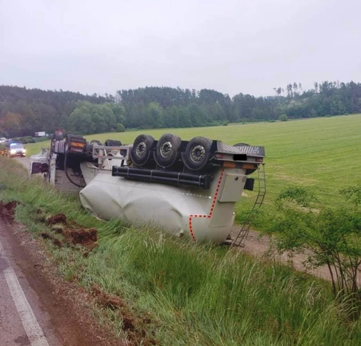 Nehoda na Třebíčsku. Řidič se se svým vozidlem převrátil, skončil v péči lékařů