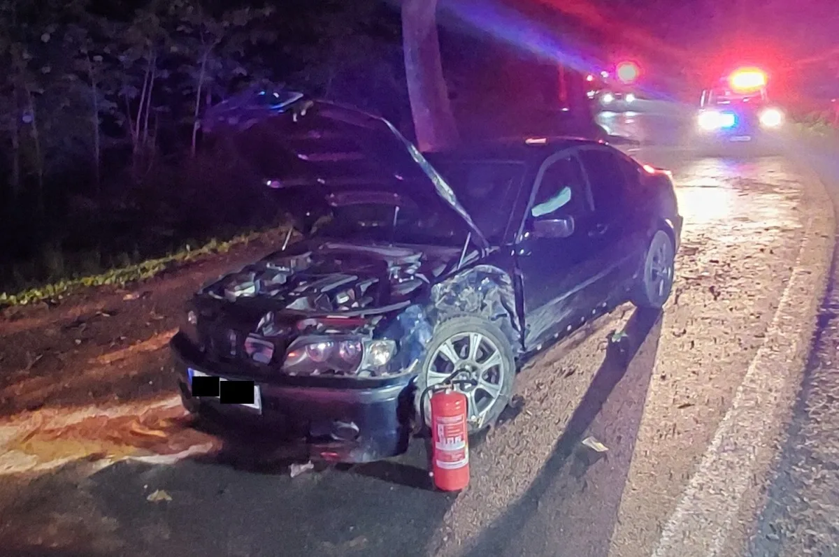 Sedmnáctiletý řidič v BMW se snažil ujet policistům. Při havárii do nich narazil. Foto: Se svolením Policie ČR