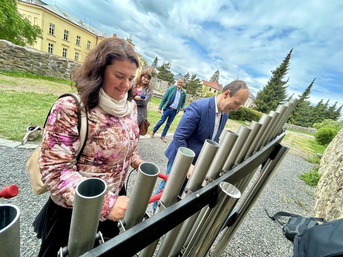 VIDEO: Na hradbách v Jihlavě jsou hudební prvky. Sluchátko, zvonkohra a xylofon
