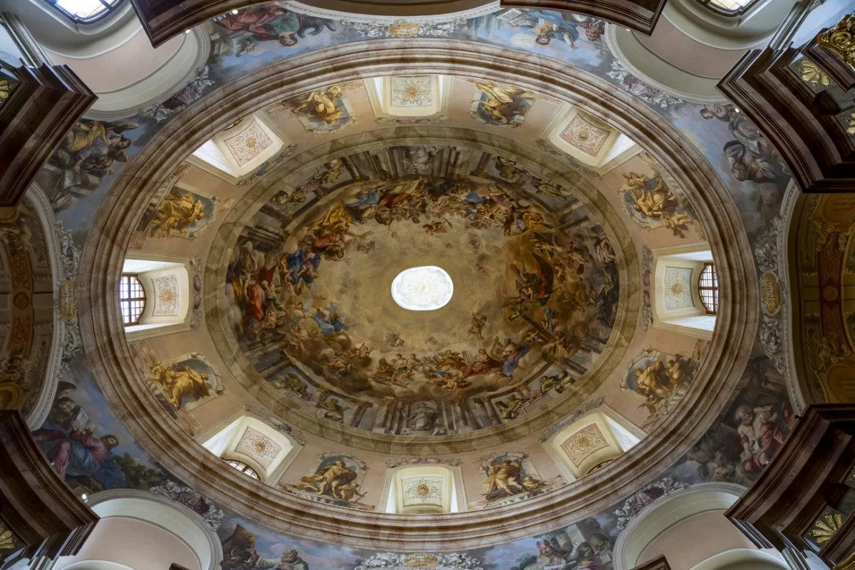 Centrální freska v kopuli kostela sv. Markéty ohromí návštěvníky plochou 420 m2