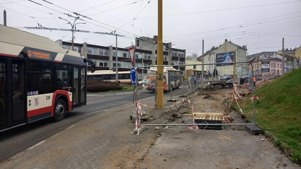 Křižovatka u Sila je zcela uzavřená, od pondělí přestanou jezdit vlaky po mostě