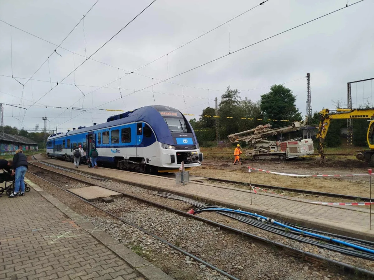 Přes bývalé městské nádraží v Jihlavě celé léto vlaky jezdit nebudou.