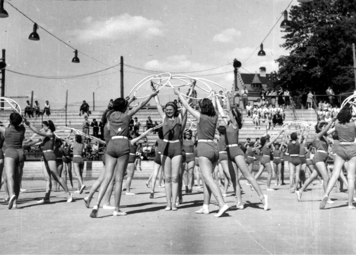 Spartakiádní skladbu Radostné mládí cvičí v červnu 1960 na jihlavském zimním stadionu dorostenky ze středních škol a učilišť. Reprofoto: Poskytl Stanislav Jelínek