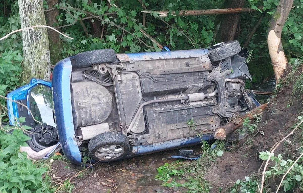 Devatenáctiletý řidič nezvládl smyk, auto skončilo převrácené v potoce. Foto: Se svolením Policie ČR