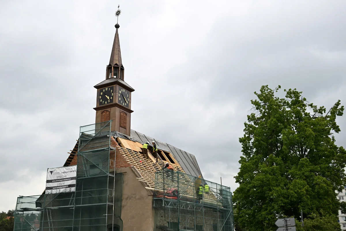 Město Havlíčkův Brod opravuje střechu kostela, který dlouhá desetiletí chátral