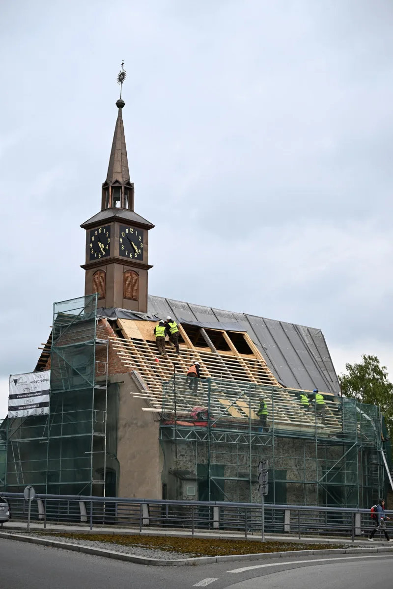 Město Havlíčkův Brod opravuje střechu kostela, který dlouhá desetiletí chátral