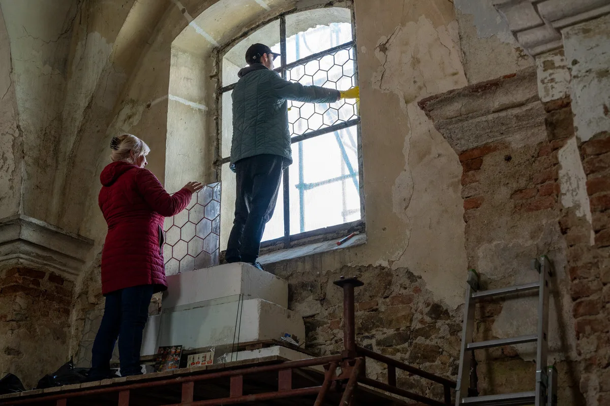 Město Havlíčkův Brod opravuje střechu kostela, který dlouhá desetiletí chátral