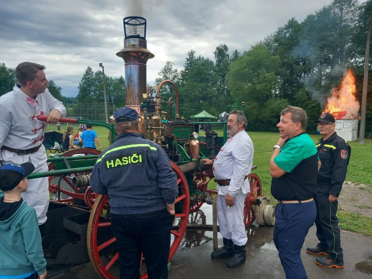 FOTO: Hasiči v Kamenici slaví 150 let, na hřišti hasili Hostinec U dobrých lidí