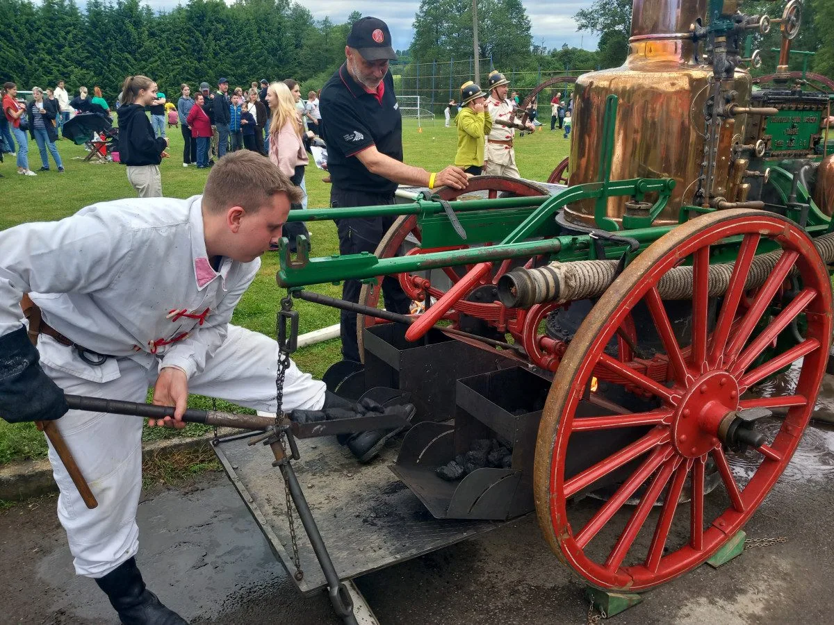 FOTO: Hasiči v Kamenici slaví 150 let, na hřišti hasili Hostinec U dobrých lidí