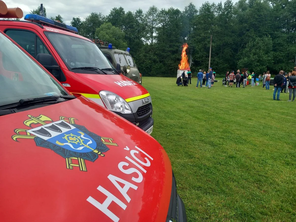 FOTO: Hasiči v Kamenici slaví 150 let, na hřišti hasili Hostinec U dobrých lidí