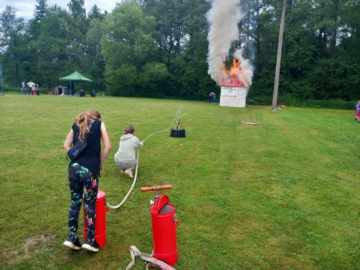 FOTO: Hasiči v Kamenici slaví 150 let, na hřišti hasili Hostinec U dobrých lidí