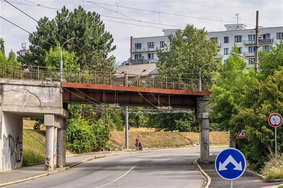 V Havlíčkově ulici jde dnes dolů železniční most, řidiči místem neprojedou. Foto: Se svolením Města Jihlava
