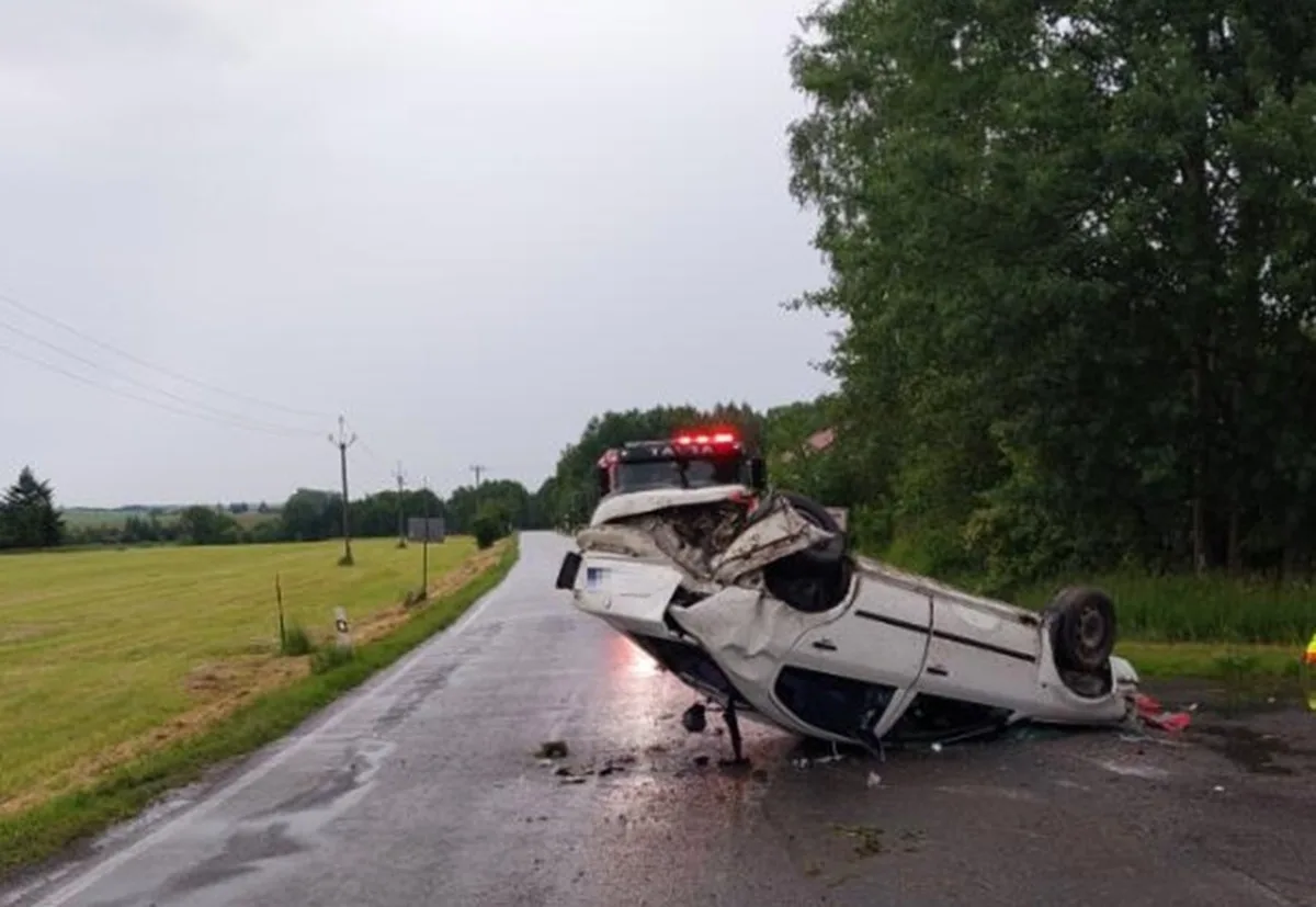Řidič jel zřejmě moc rychle, dostal smyk a skončil s autem na střeše. Foto: Se svolením Policie ČR