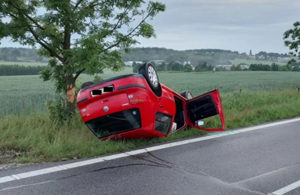 Senior vyjel v noci a otočil auto na střechu, měl přes promile alkoholu. Foto: Se svolením Policie ČR
