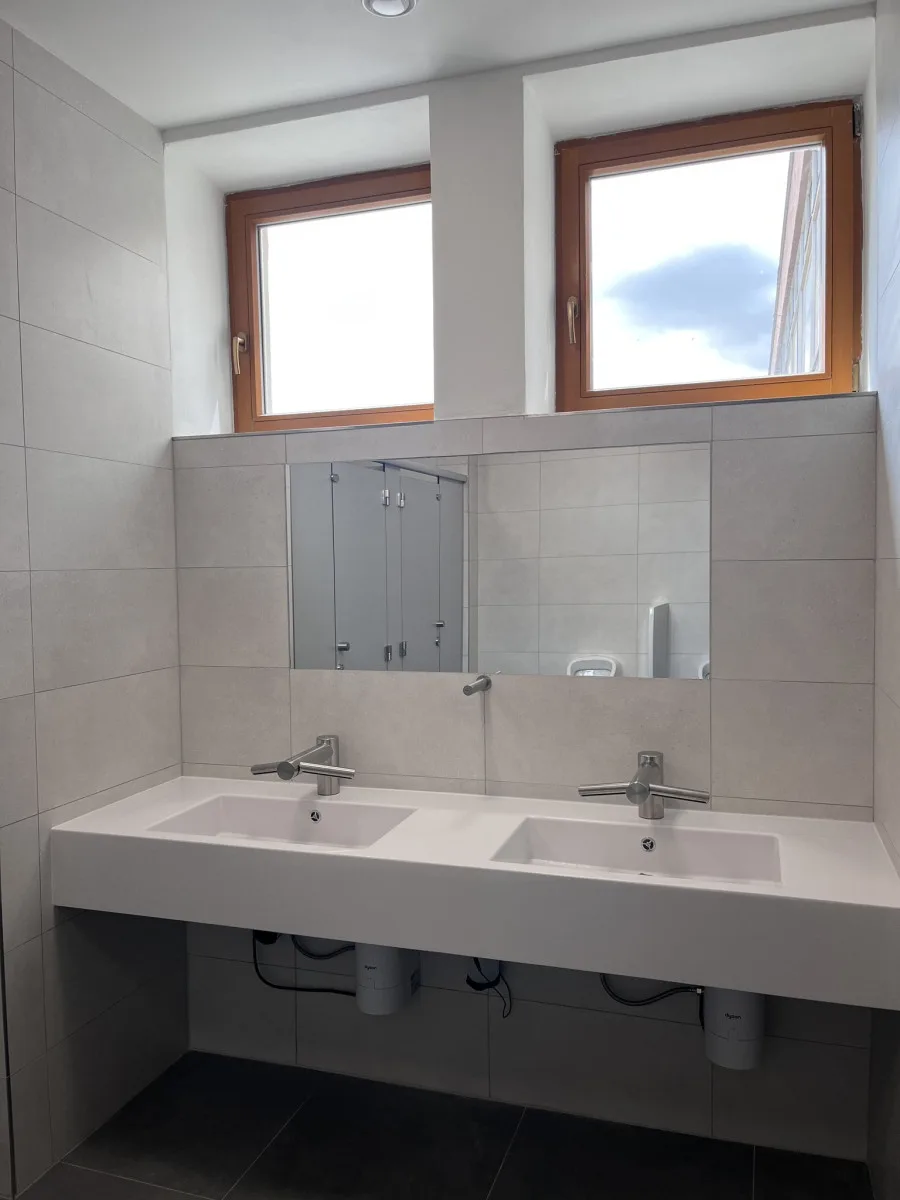 V Třešti je hotová modernizace veřejných záchodků, v Jihlavě je na náměstí buňka