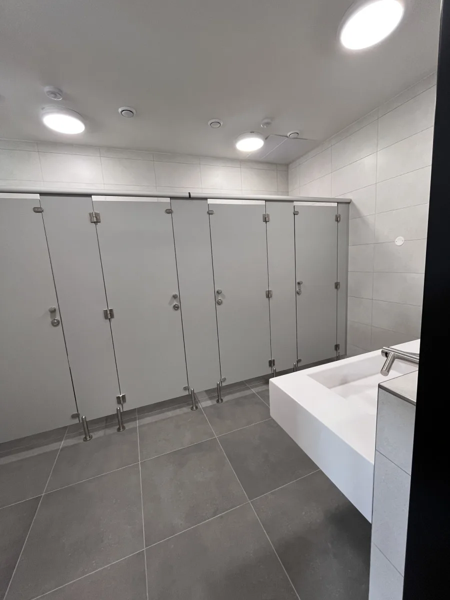 V Třešti je hotová modernizace veřejných záchodků, v Jihlavě je na náměstí buňka