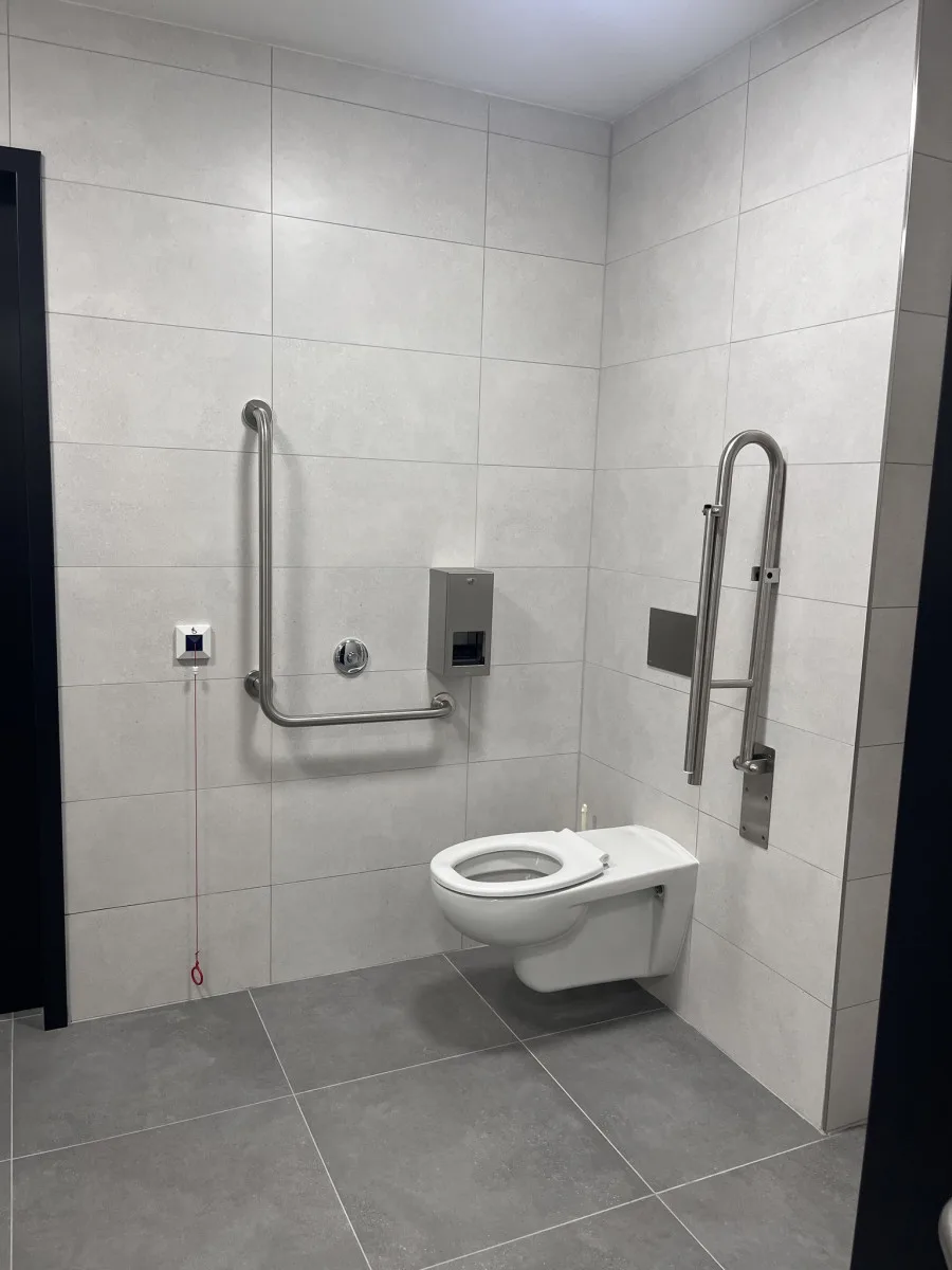 V Třešti je hotová modernizace veřejných záchodků, v Jihlavě je na náměstí buňka
