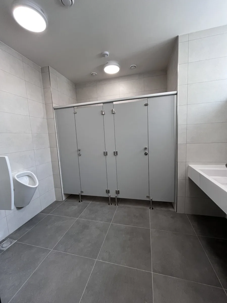 V Třešti je hotová modernizace veřejných záchodků, v Jihlavě je na náměstí buňka