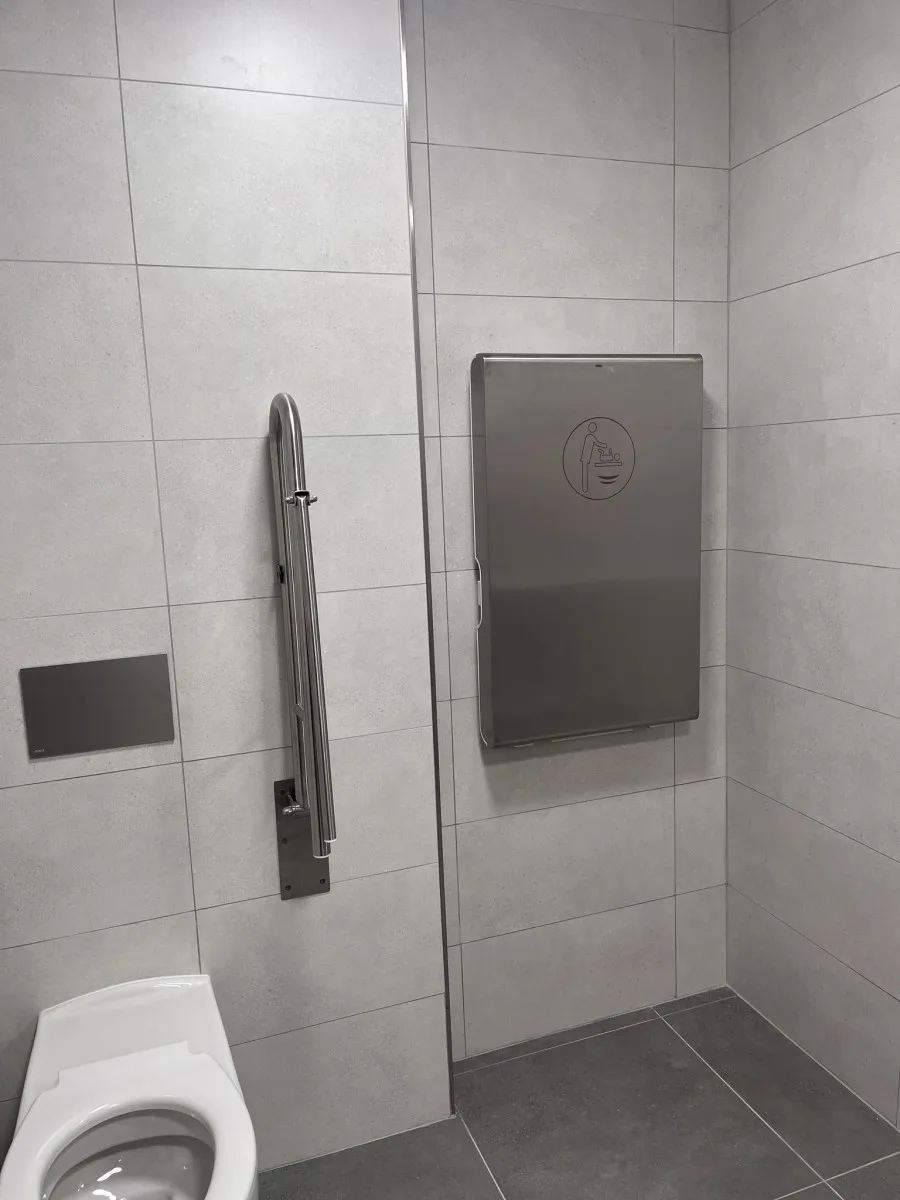 V Třešti je hotová modernizace veřejných záchodků, v Jihlavě je na náměstí buňka