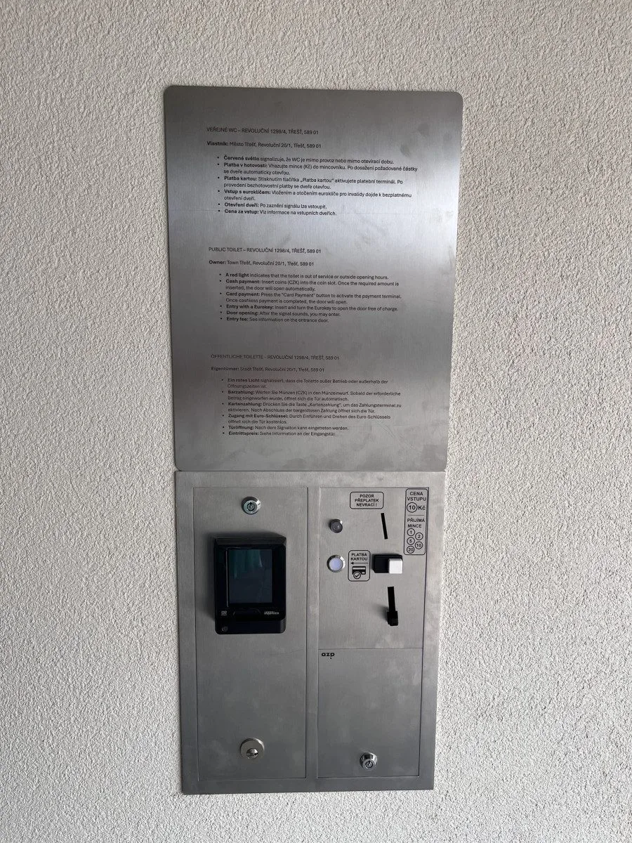 V Třešti je hotová modernizace veřejných záchodků, v Jihlavě je na náměstí buňka