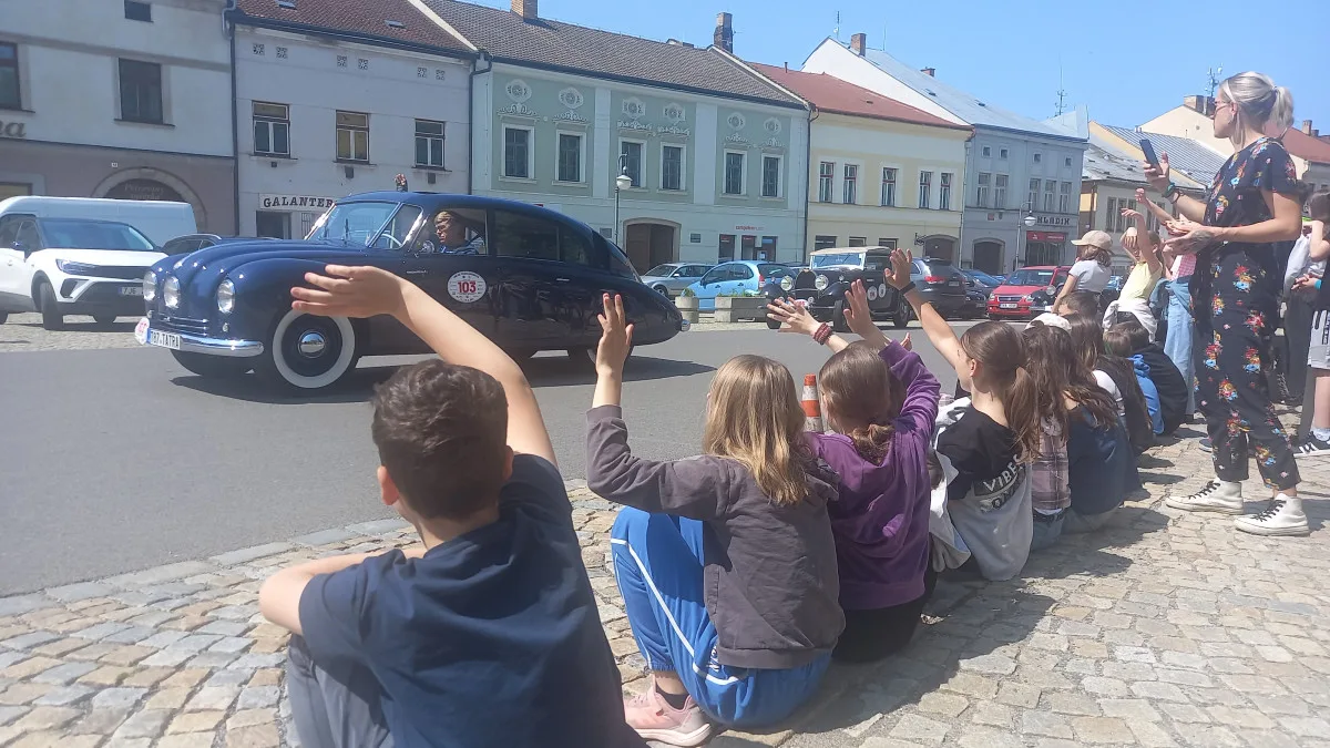 FOTO: Polnou projel závod 1000 mil Československých pro meziválečné vozy