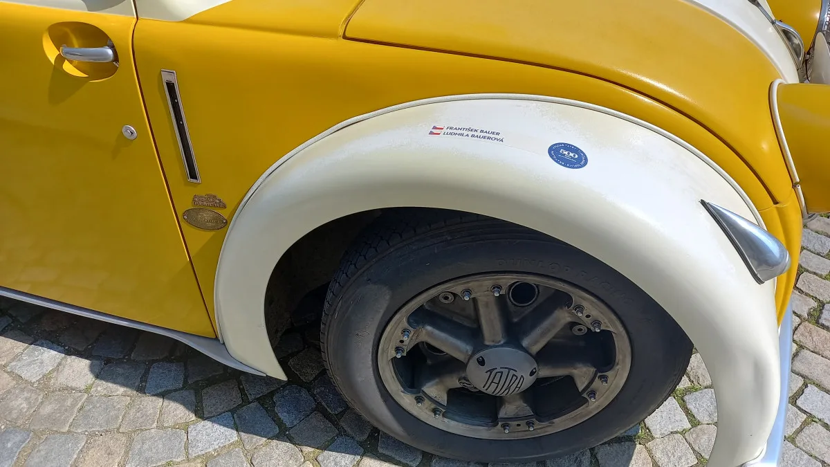 Na trase 1000 mil československých je také unikátní Tatra T77. Jela už v roce 1934
