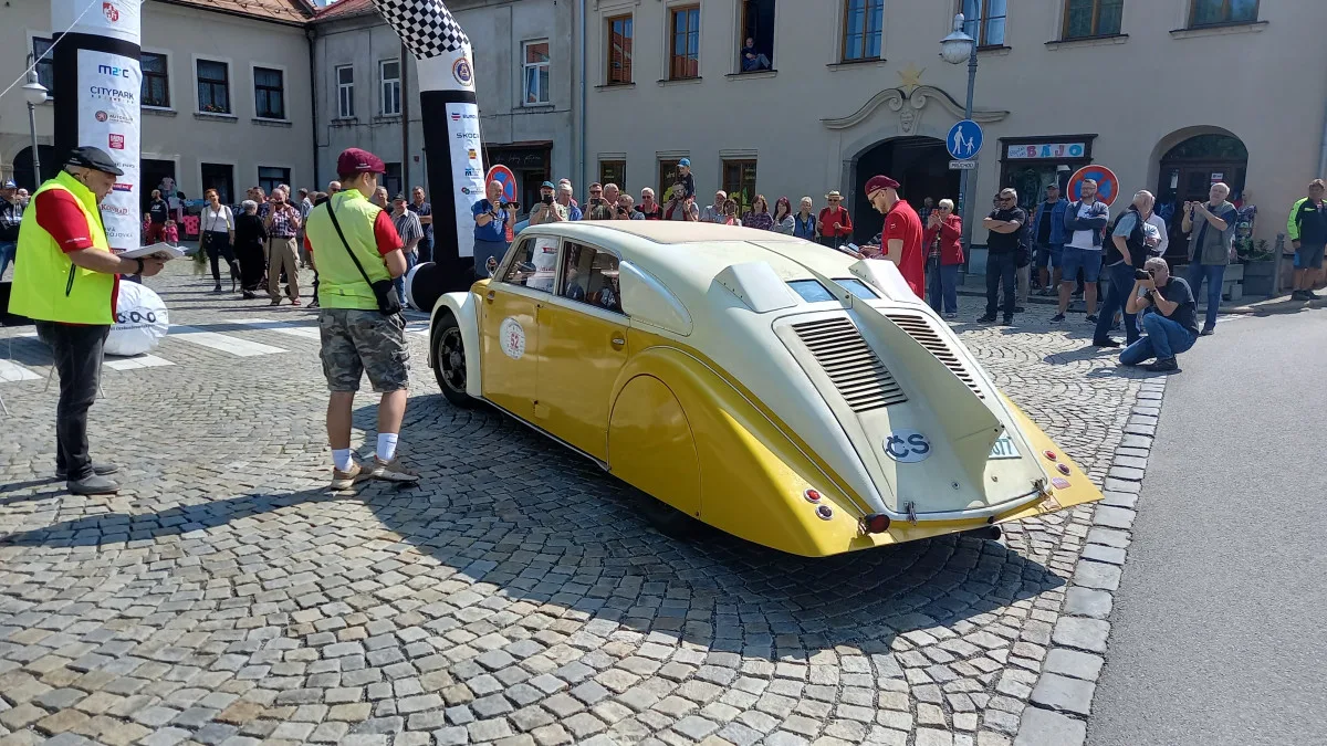 Na trase 1000 mil československých je také unikátní Tatra T77. Jela už v roce 1934