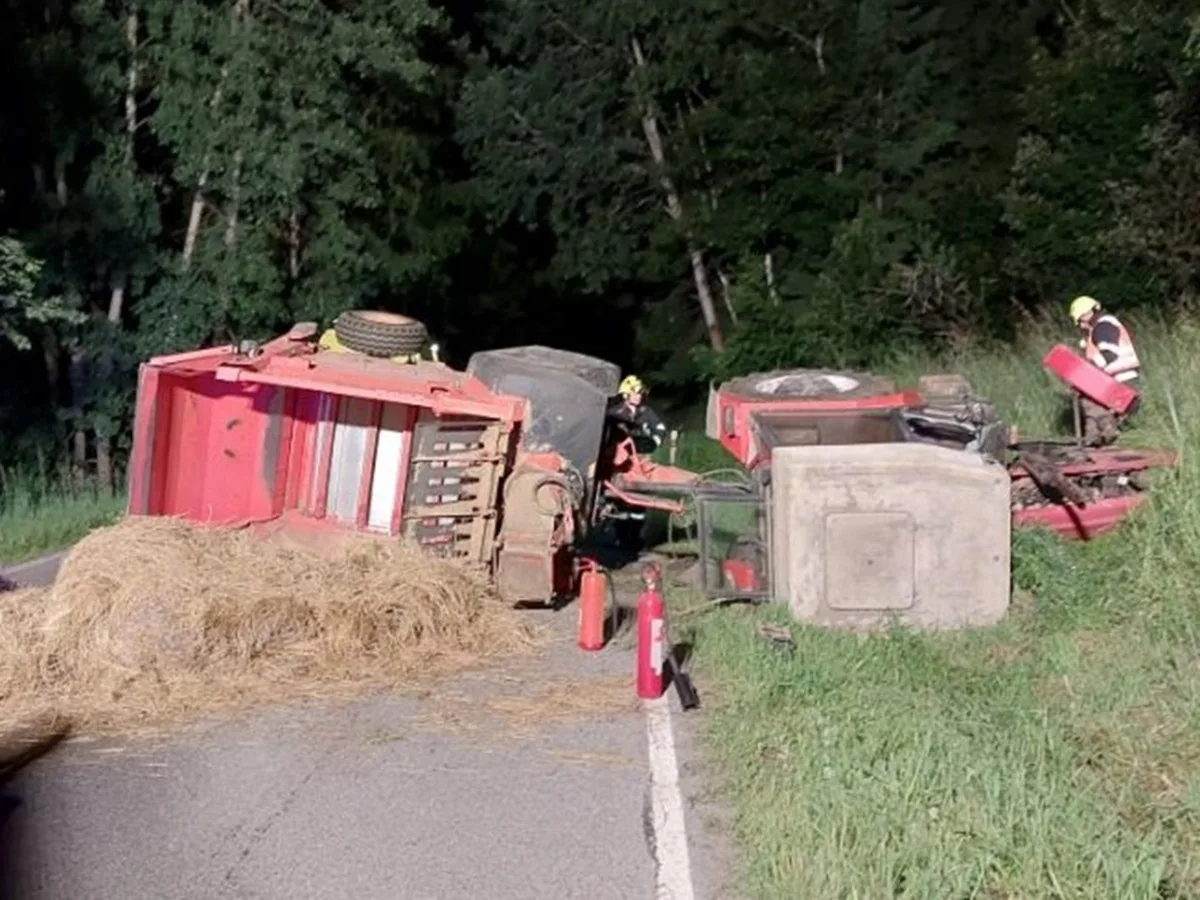 Řidič, který vzal traktor a převrátil ho na bok, měl přes dvě a půl promile. Foto: Se svolením Policie ČR