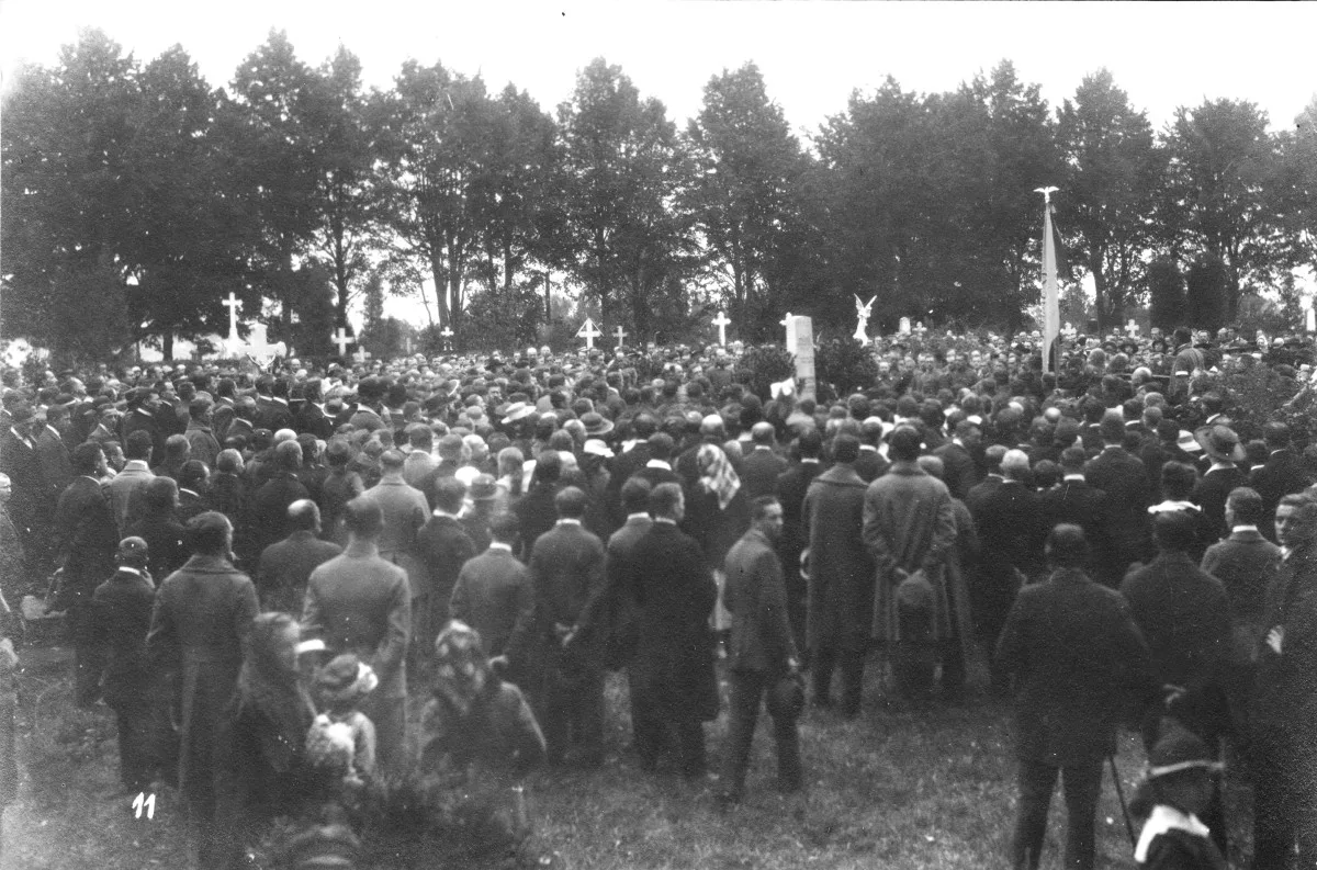 Pohřeb dvou Čechů, zastřelených Němci o nepokojích v červnu 1920. Na hlavní hřbitov se k rozloučení dostavili Jihlavané v hojném počtu. Foto: Poskytl Stanislav Jelínek
