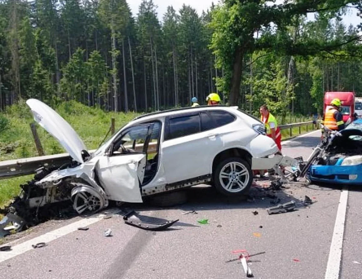 Na Pelhřimovsku bourala tři auta, stejný počet lidí skončil v péči lékařů