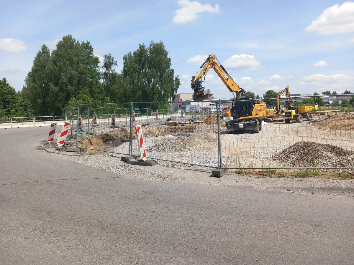FOTO: Přeložka silnice mezi Jihlavskou a Brněnskou ulicí ve Žďáru je téměř hotová
